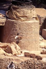 Image du Maroc Professionnelle de  Les ouvriers de le Vallée Chaâba s’activent près des fours où l’on procède à la cuisson des poteries en céramique à Safi, le 29 Août 1997. (Photo / Abdeljalil Bounhar)